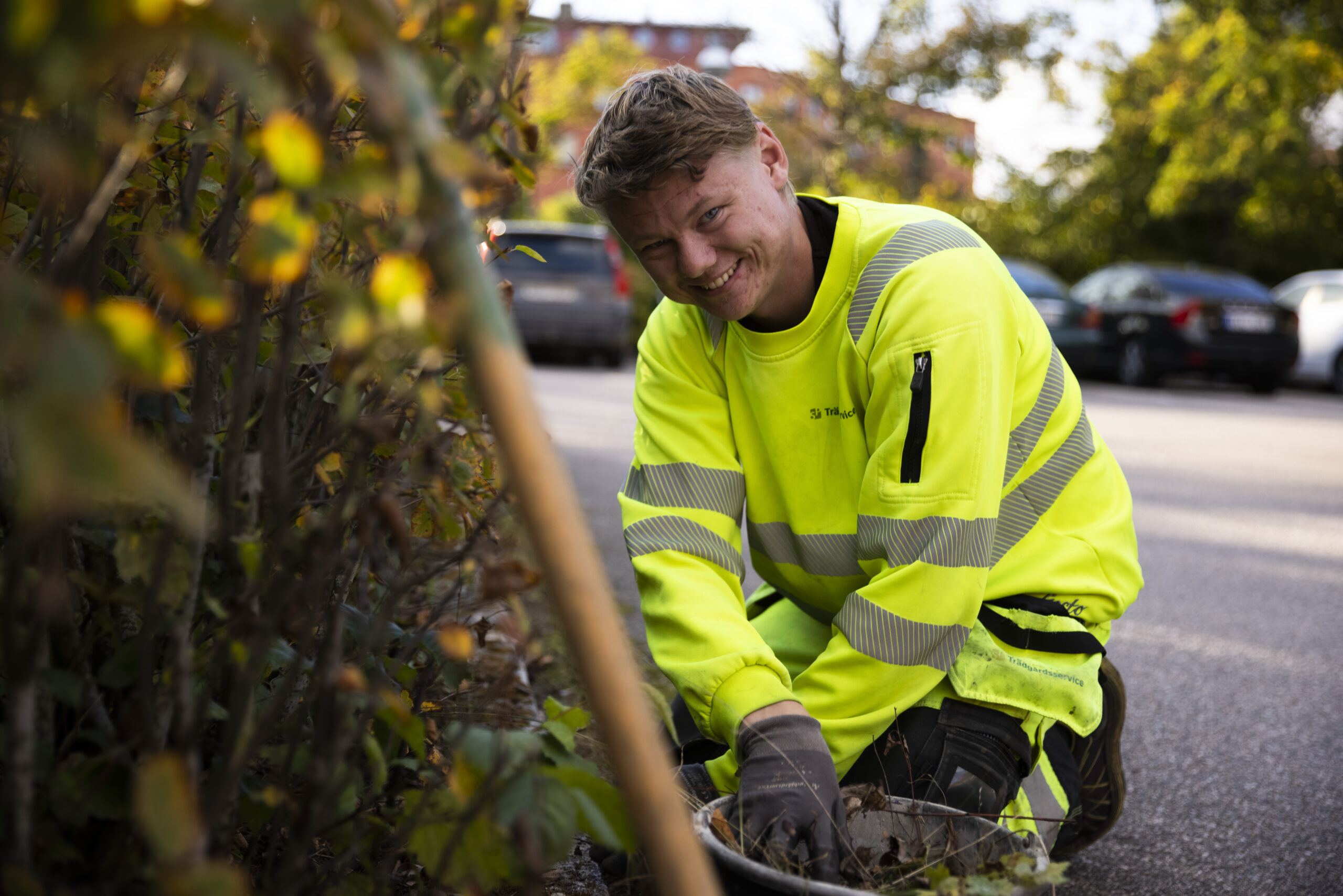 Medarbetare från SP Trädgårdsservice som utför trädgårdsskötsel i Östergötland