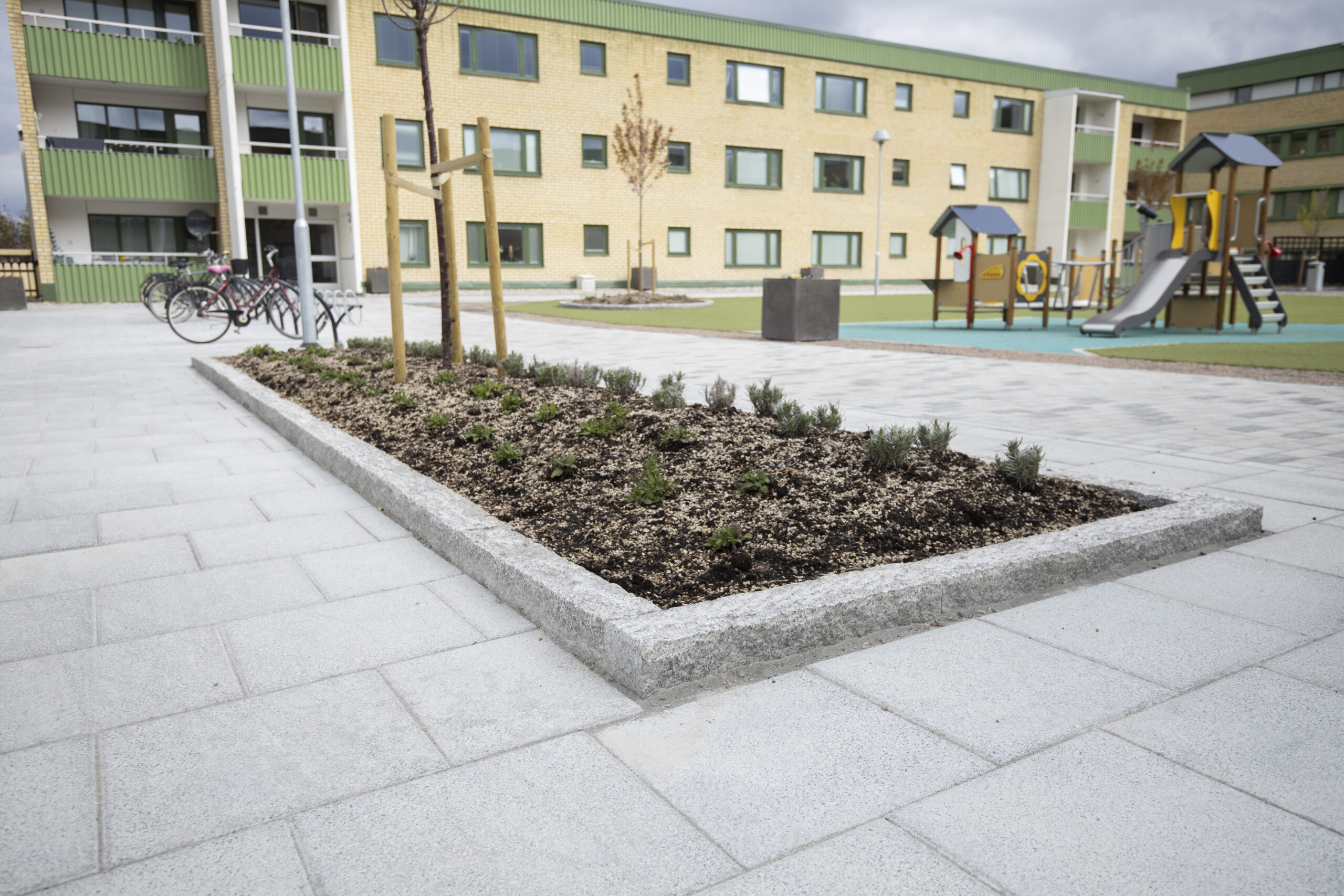 Mark- och anläggningsarbete utfört av SP Trädgårdsservice i Linköping med lekpark i bakgrunden
