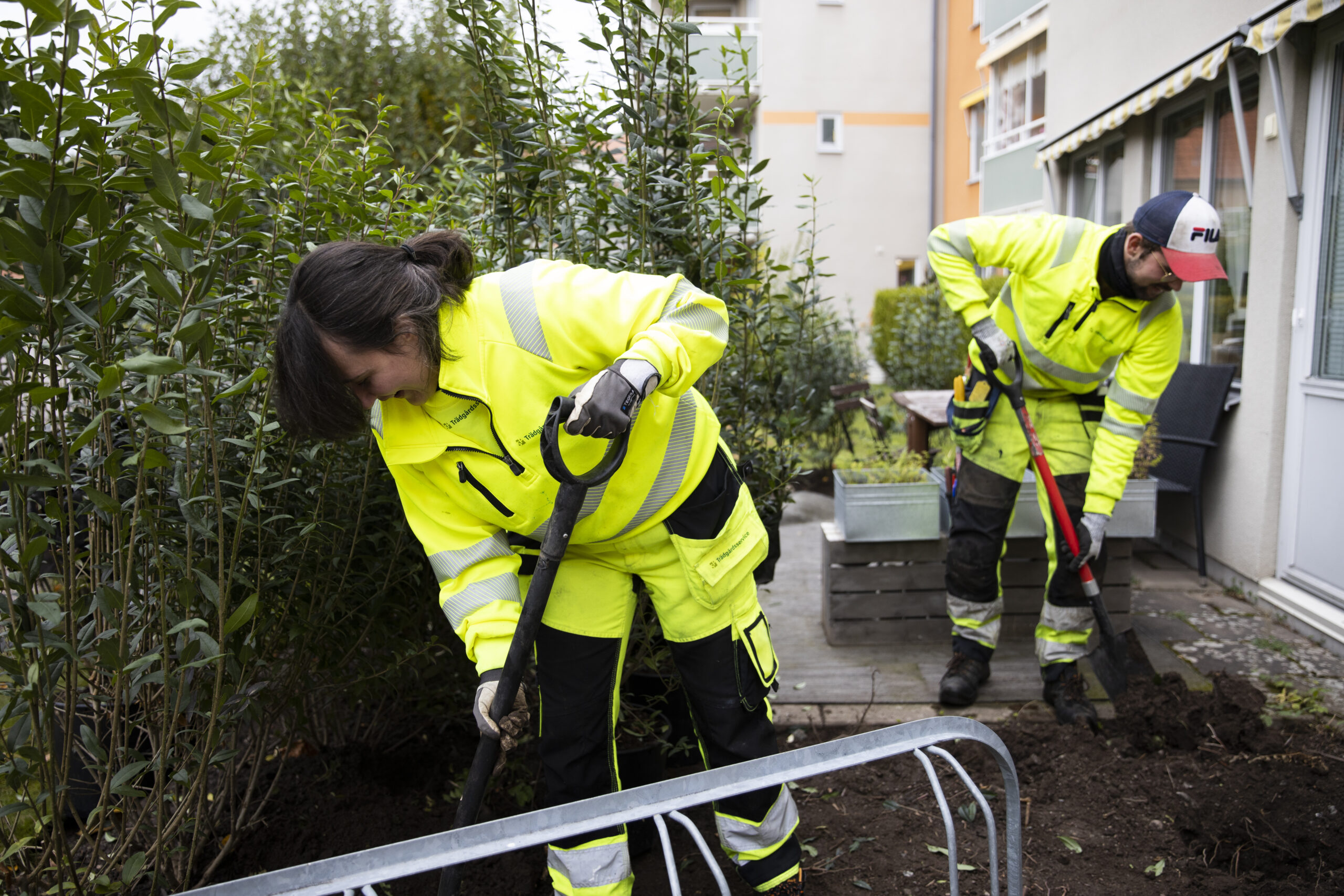 Personal från SP Trädgårdsservice som gräver vid anläggningsarbete i Norrköping